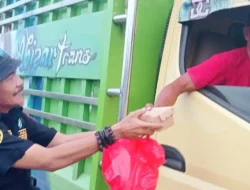 LPMBN Maros Berbagi Takjil untuk Pengendara di Jalan Poros Maros–Bone