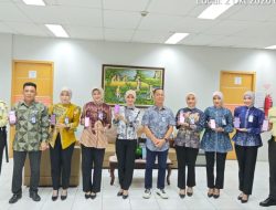 BRI Cabang Maros Peringati Hari Batik Nasional dengan Kenakan Beragam Motif Nusantara